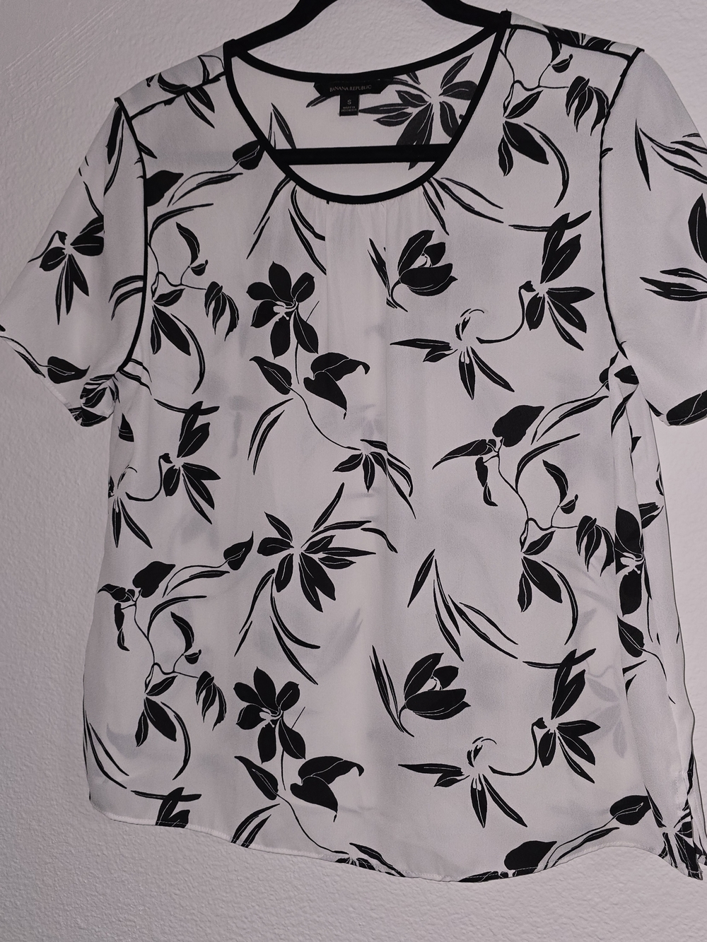Banana Republic Black and White Floral Short Sleeve Blouse